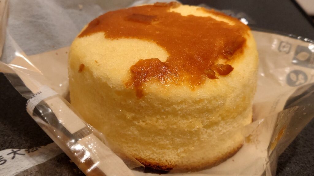 セブンのふわふわ食感大きなシフォンケーキ　厚みがあってめちゃでかい